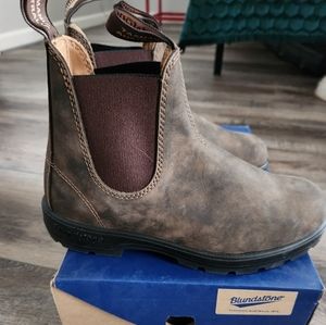 Never worn Blundstone Booties Australian Elastic Side Rustic Brown size 4.5